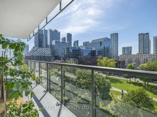 55 Stewart St #822, Toronto, ON M5V 2V1