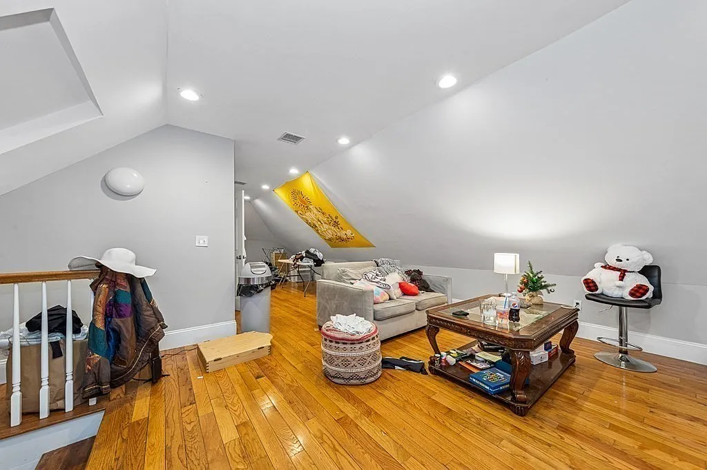 4 bed, 1000 sqft, $6,400 — Photo 1