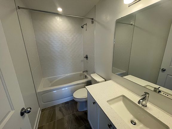 3rd image of 390 A Rolling Meadow Cres #I