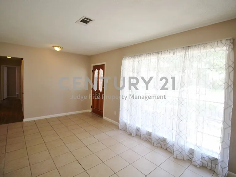 821 Rea Ave — Photo 5