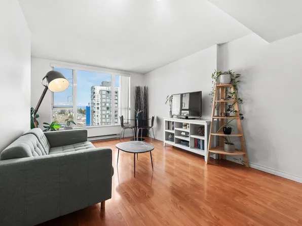 5189 Gaston St #1205, Vancouver, BC V5R 6C7