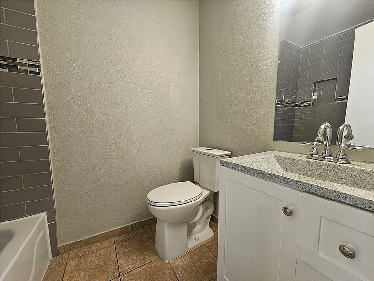 1305 Bonnie Brae St #B — Photo 7