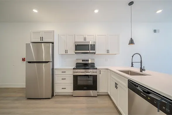 3 bed, 1824 sqft, $2,250 — Photo 2