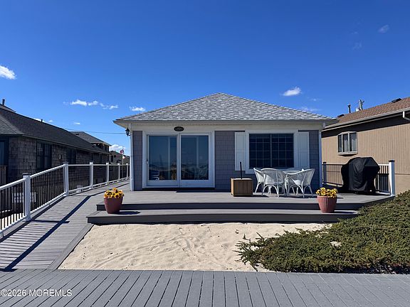 3rd image of 115 Boardwalk