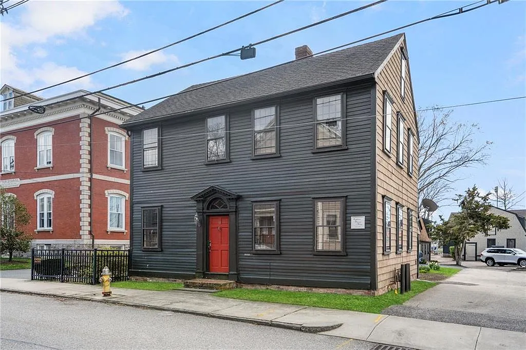 3 bed, 1.5 bath, 1974 sqft, $3,200 — Photo 1