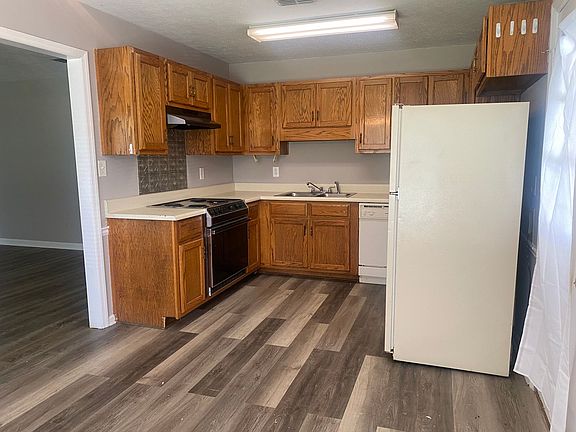 3rd image of 5 Deerfield Dr APT B