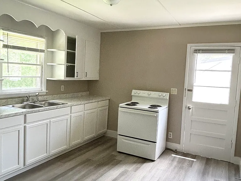 312 Warren Way — Photo 3