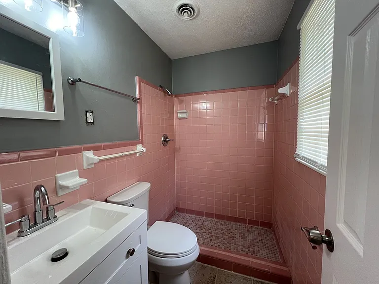 1008 Pelham St — Photo 15