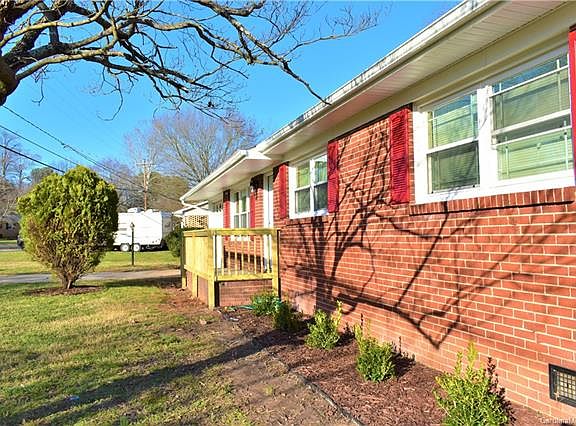 4th image of 628 Honeywood Ln