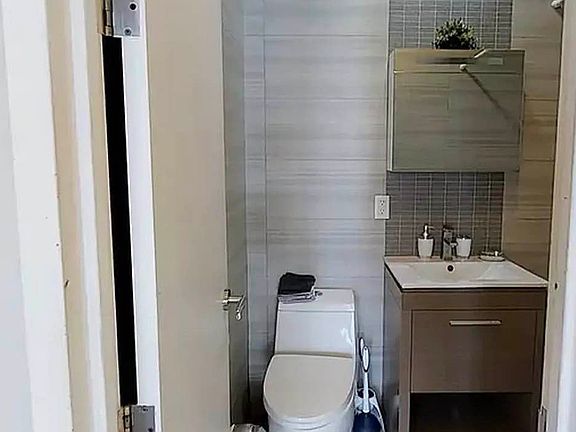 5th image of 170 Suydam St #2E
