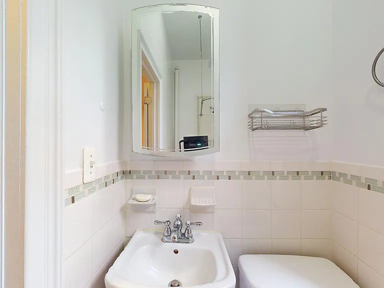 1443 York Ave #4W — Photo 8