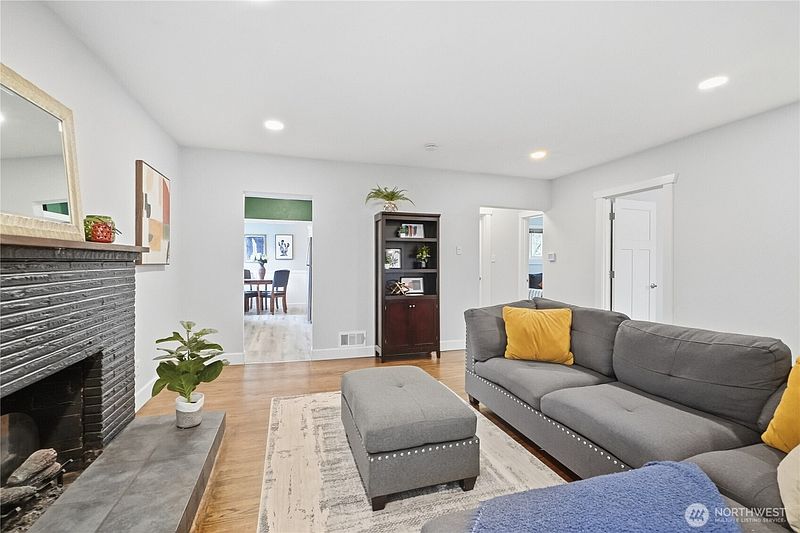 5th image of 5215 S Oakes Street