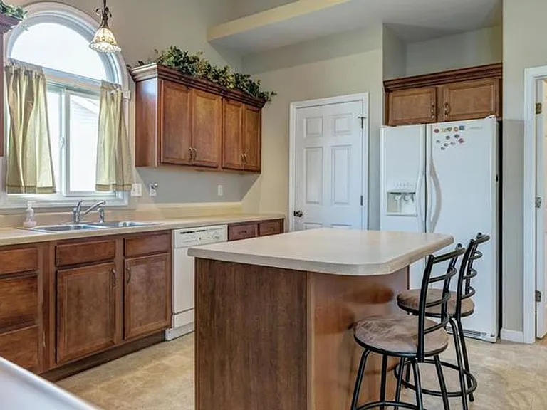 310 Royallsprings Pkwy — Photo 3