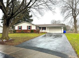 25 Cobleskill Cir, Rochester, NY 14626