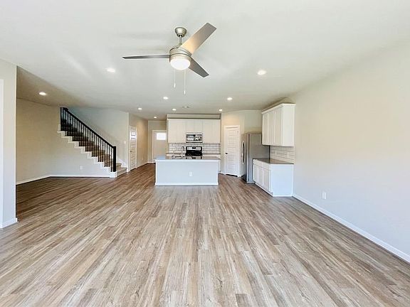 4th image of 3310 Silverton Dr