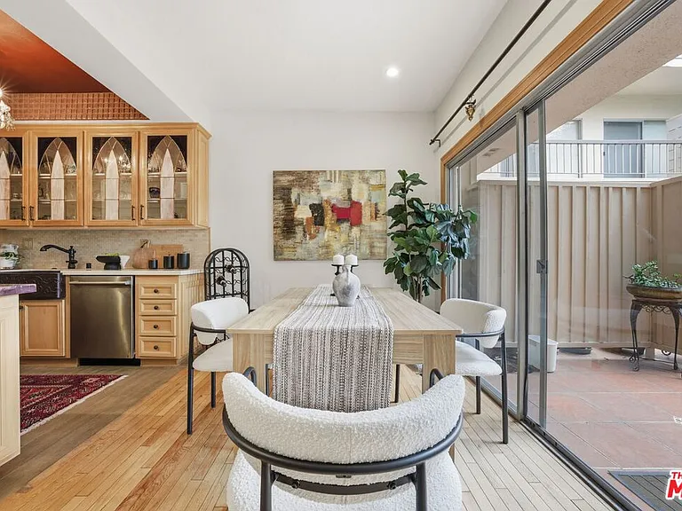 612 S Barrington Ave #213 — Photo 12