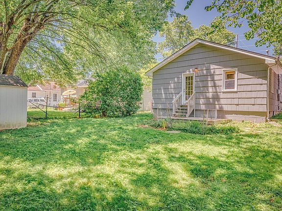 3rd image of 208 E Hillside Dr