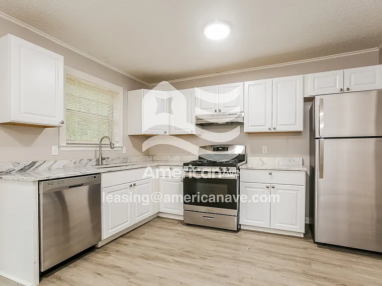 1483411_007_kitchen_8.jpg
