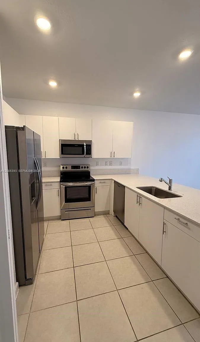 3 bed, 2.5 bath, 1393 sqft, $2,650 — Photo 3