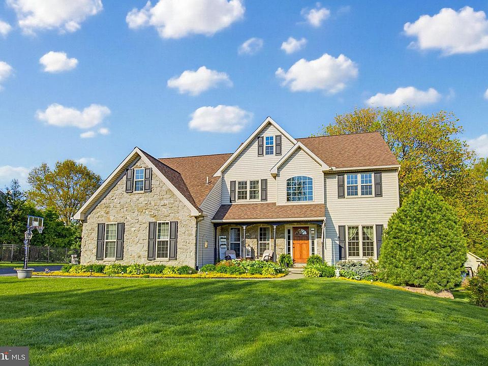 1st image of 7 Thornhill Ln