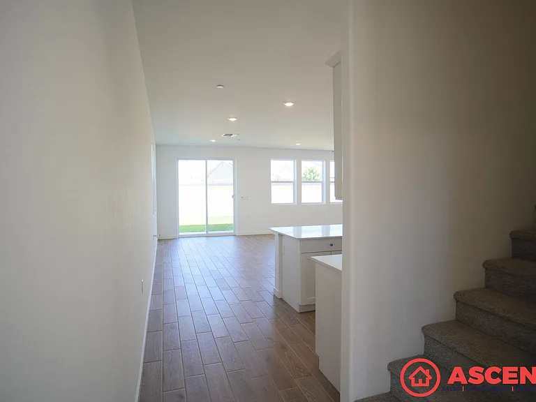 3316 Laurel Hill Ln — Photo 2