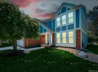 2372 Millbrook Ct, Rochester Hills, MI 48306