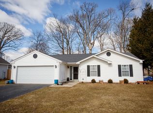 924 Victoria Dr, Island Lake, IL 60042
