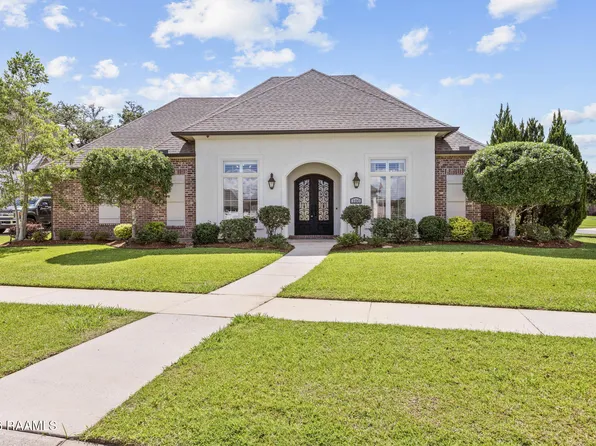 100 Quiet Oaks Dr, Youngsville, LA 70592