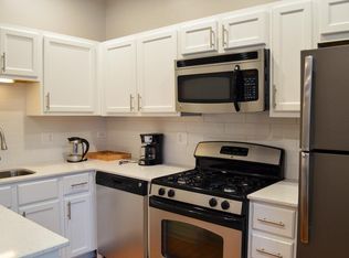 852 W Barry Ave APT 3A, Chicago, IL 60657