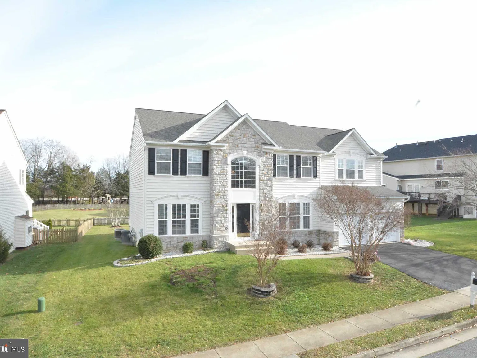 4 bed, 5.5 bath, 5460 sqft, $3,850 — Photo 2