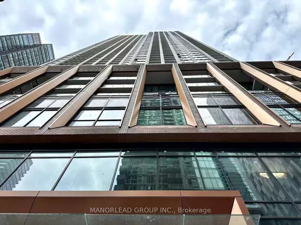 400 King St W, Toronto, ON
