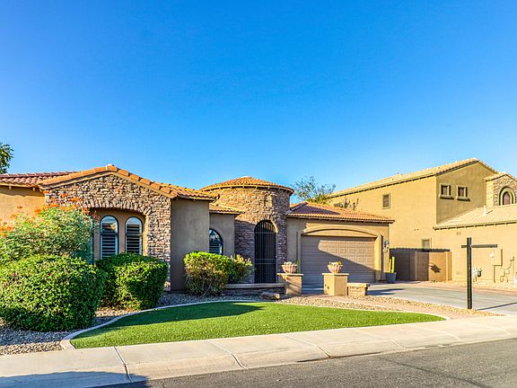 3rd image of 3334 E San Carlos Pl