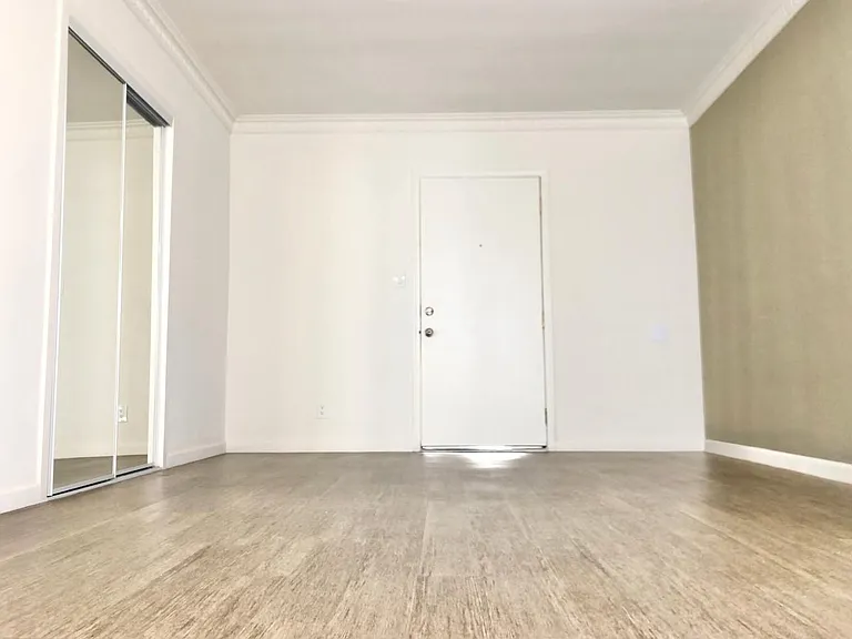 425 S Alexandria Ave — Photo 11