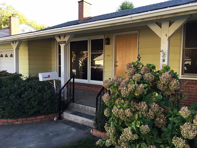 3940 La Verne Way — Photo 2