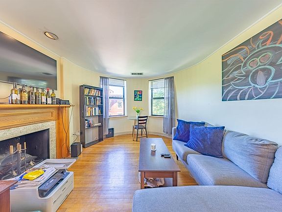 3rd image of 102 Gainsborough St APT 402E