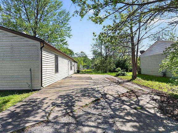 4th image of 4328 N Kenmore Rd