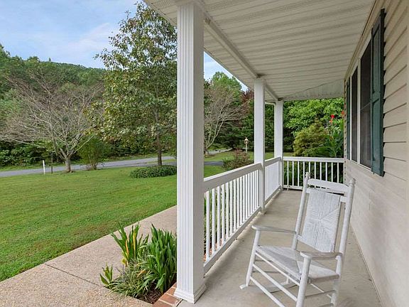 5th image of 308 Mountainside Dr