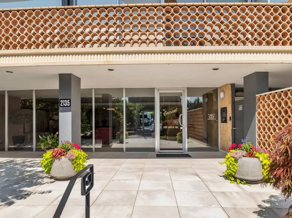 2135 Argyle Ave #402, West Vancouver, BC V7V 1A5