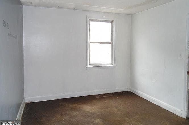 2nd image of 918 Ashburton St