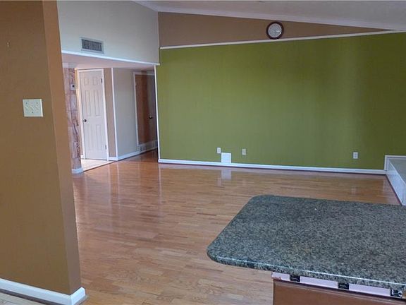 3rd image of 2921 Pinewood Dr