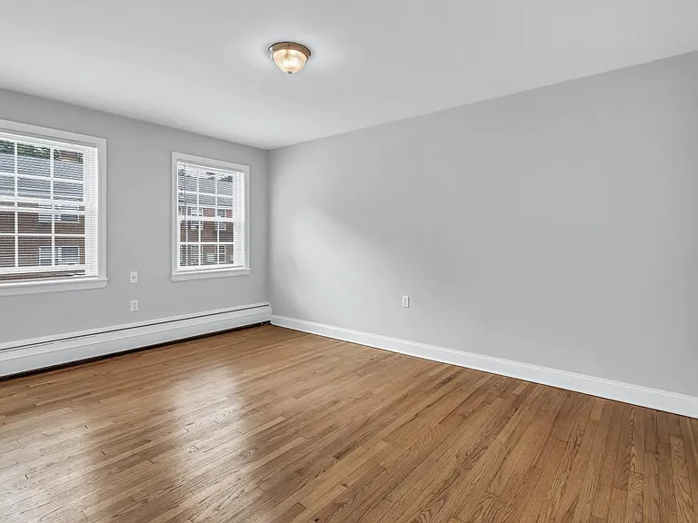 Verona Plaza Apartments — Photo 8