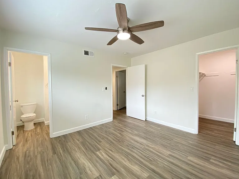 El Camino Grove Apartment Homes — Photo 13