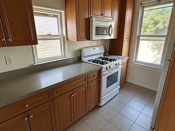 3rd image of 1529 Gillespie Ave Floor 2