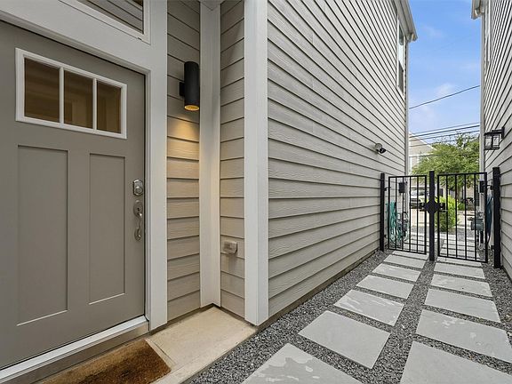 3rd image of 5326 Darling St