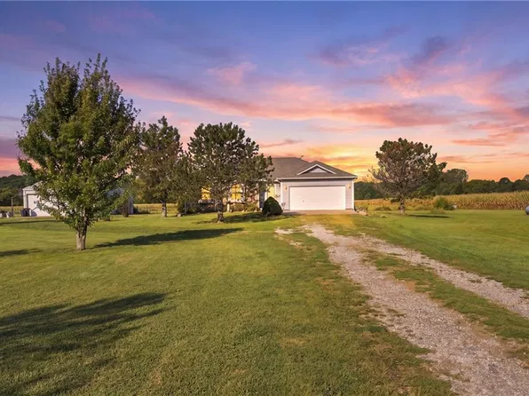 17363 247th St, Tonganoxie, KS 66086