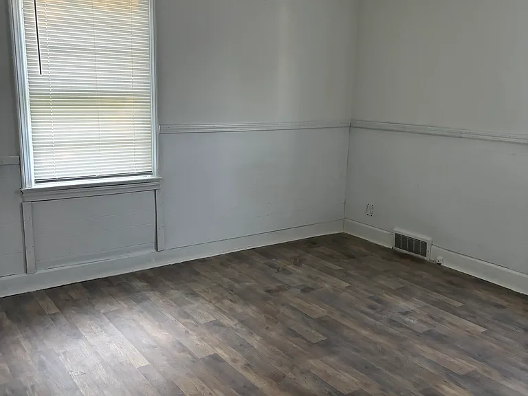 2111 E East Ln — Photo 8