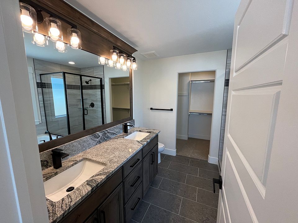 FURNISHED ROOM FOR RENT
NO PETS PLEASE
We have a 6 bed 6 bath house with each room for rent.
Deposit $550.00
Tenant pays monthly
$975- Rent
$75 - Utilities
$25 - admin fee
King size bed
Private assigned cabinet space with additional space