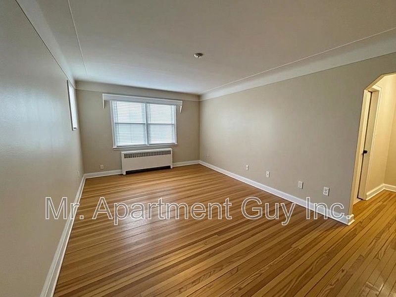 1st image of 16 Kingsway Dr #1