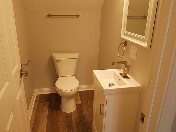 5th image of 224 W 9th St