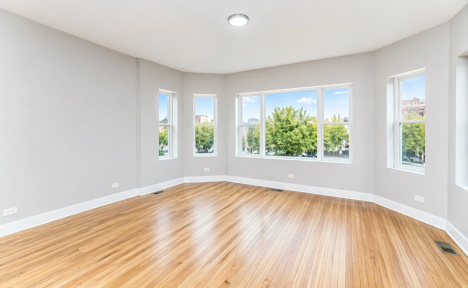 4 bed, 1300 sqft, $2,000 — Photo 2